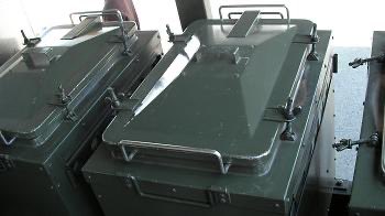 航空自衛隊が運用しているのが炊事車。 陸自の牽引式野外炊具とは仕様