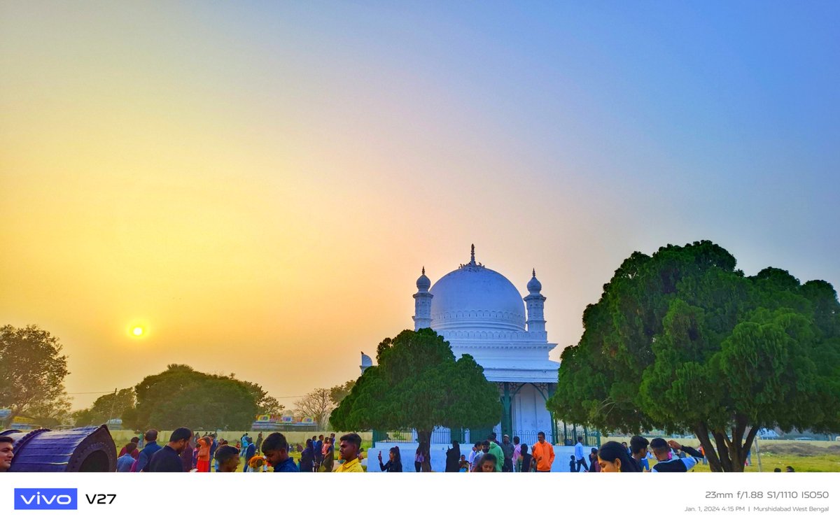 Gourabnill's tweet photo. In the foreground, a majestic white heritage structure stands, silhouetted against the breathtaking canvas. . #VivoV27Photography. #Photography #NaturePhotography #SunsetClick #VivoClick #VivoX100Series #OutdoorPhotography #PhotoAdventure #SunsetVibes @Vivo_India @Vivo_Phil https://t.co/f1TCy2WIIK