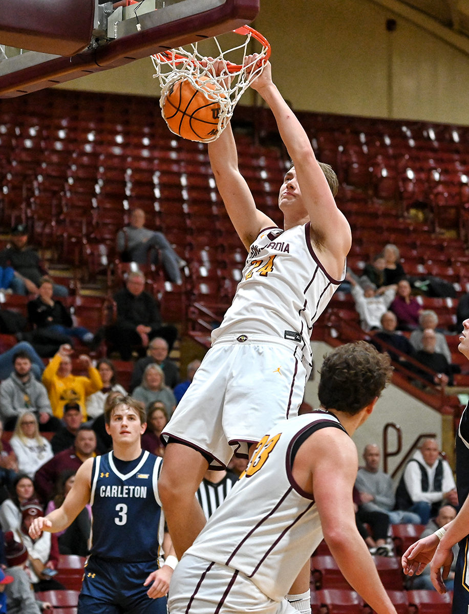 THROW IT DOWN BIG FELLA!
Jackson Loge with the power flush in the 2nd half against Carleton!
#RollCobbs🌽