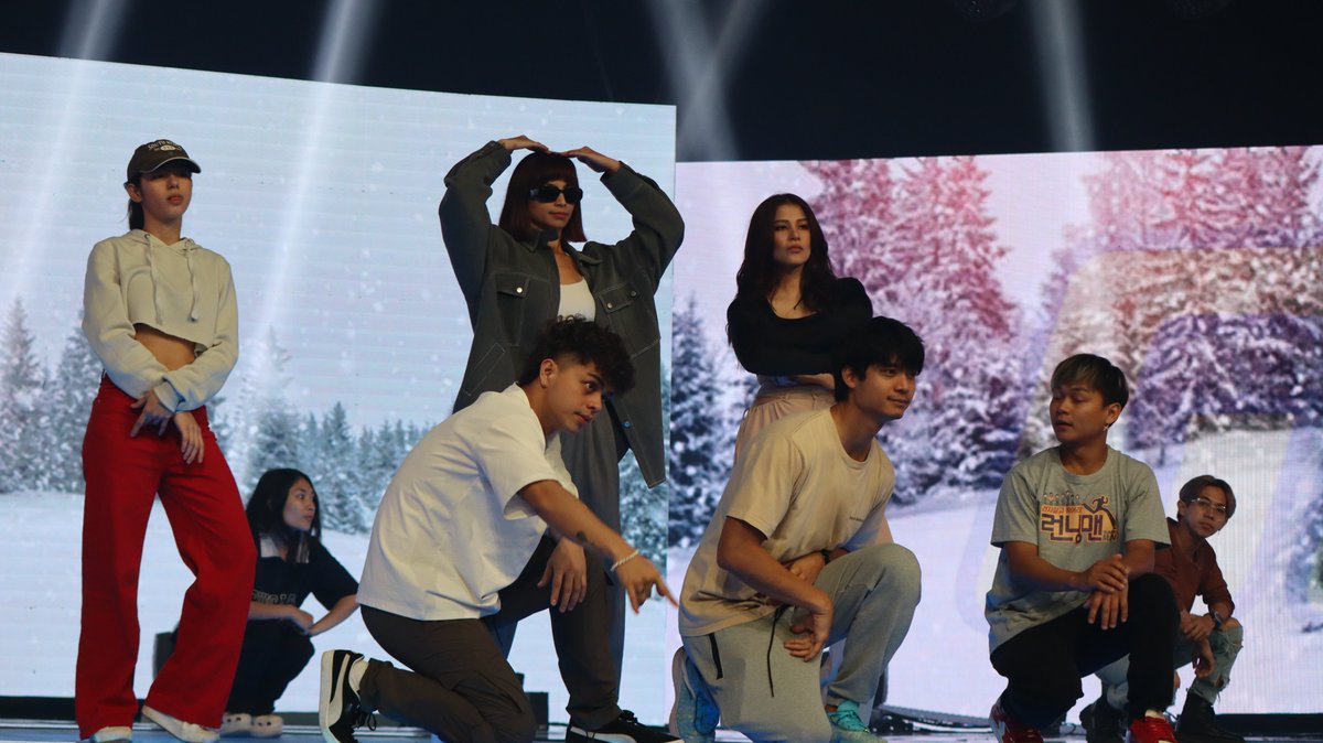 AllOutSundays7's tweet photo. Running Man PH cast is ready for the AOS stage! Excited na ba kayo mga Ka-AyOS? #AOSPasabogSa2024

#AllOutSundays | Sundays at 12 NOON on GMA https://t.co/mIorQfYdiI