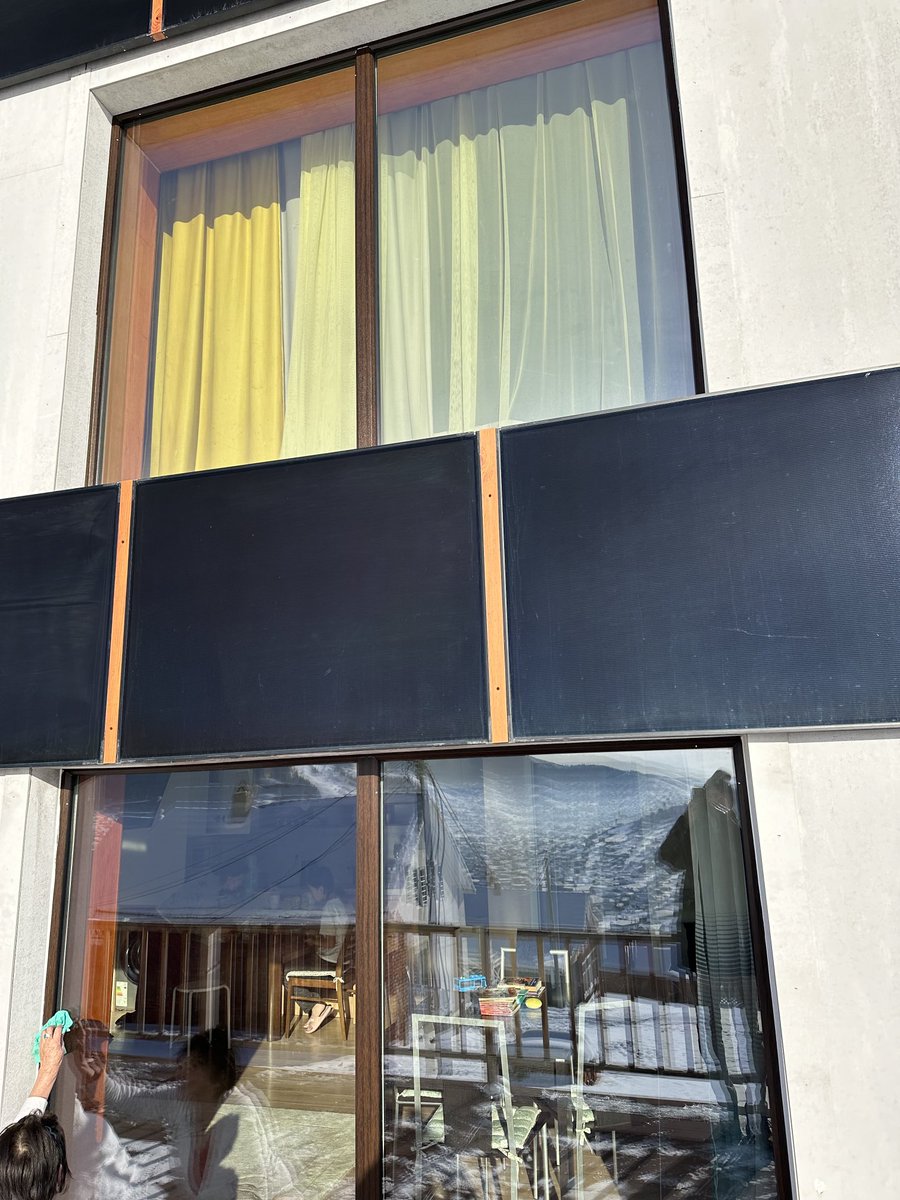 Пассивхаусын цонхыг сардаа нэг зүлгэчихдэг.
Халаагуур маань юм шүү дээ энэ хэдэн цонх.