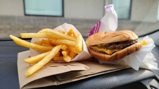 drozcanyucel's tweet photo. Fast Food anlayışı ile hazırlanan 150 gr kızarmış patates ya da patates cipsleri ile aldığınız toksik yağ ürünleri (aldehitler) 25 adet sigara içilerek alınana eşdeğer. 
Afiyet olsun! 

Not’lar:
1. Kötü olduğunu elbette biliyordum. Ama bu kadar vahim olduğunu bilmiyordum!!
2.Bu toksik aldehidlere maruz kalmayan çocuk/erişkin var mıdır?

Sağlık otoriteleri bu konuda hiç bir şey yapmayacak! Boşuna önlem alınmasını bekleme!

3. Dışarıda ASLA patates kızartması yeme. 
4. Eve ASLA cips alma. 

Kaynak👇👇
https://t.co/13dXTJEH7X