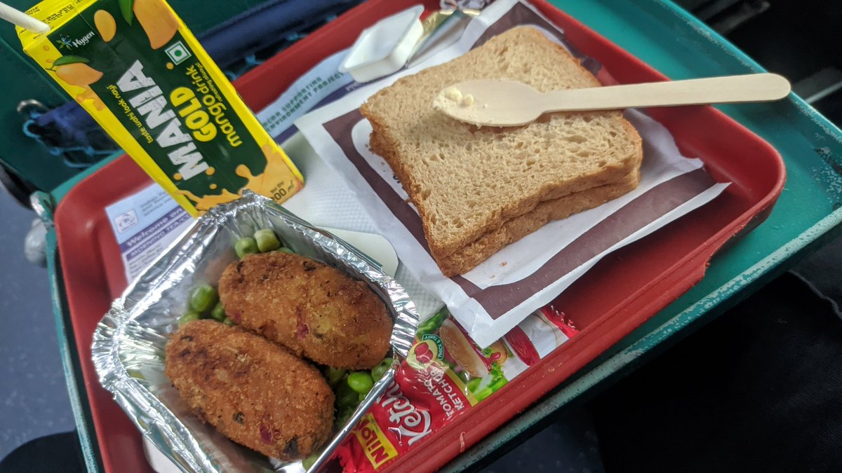 Dunkin_Douglas's tweet photo. Sher train mai nashta kar raha hai 😋 https://t.co/Fyu9ON8Pkq