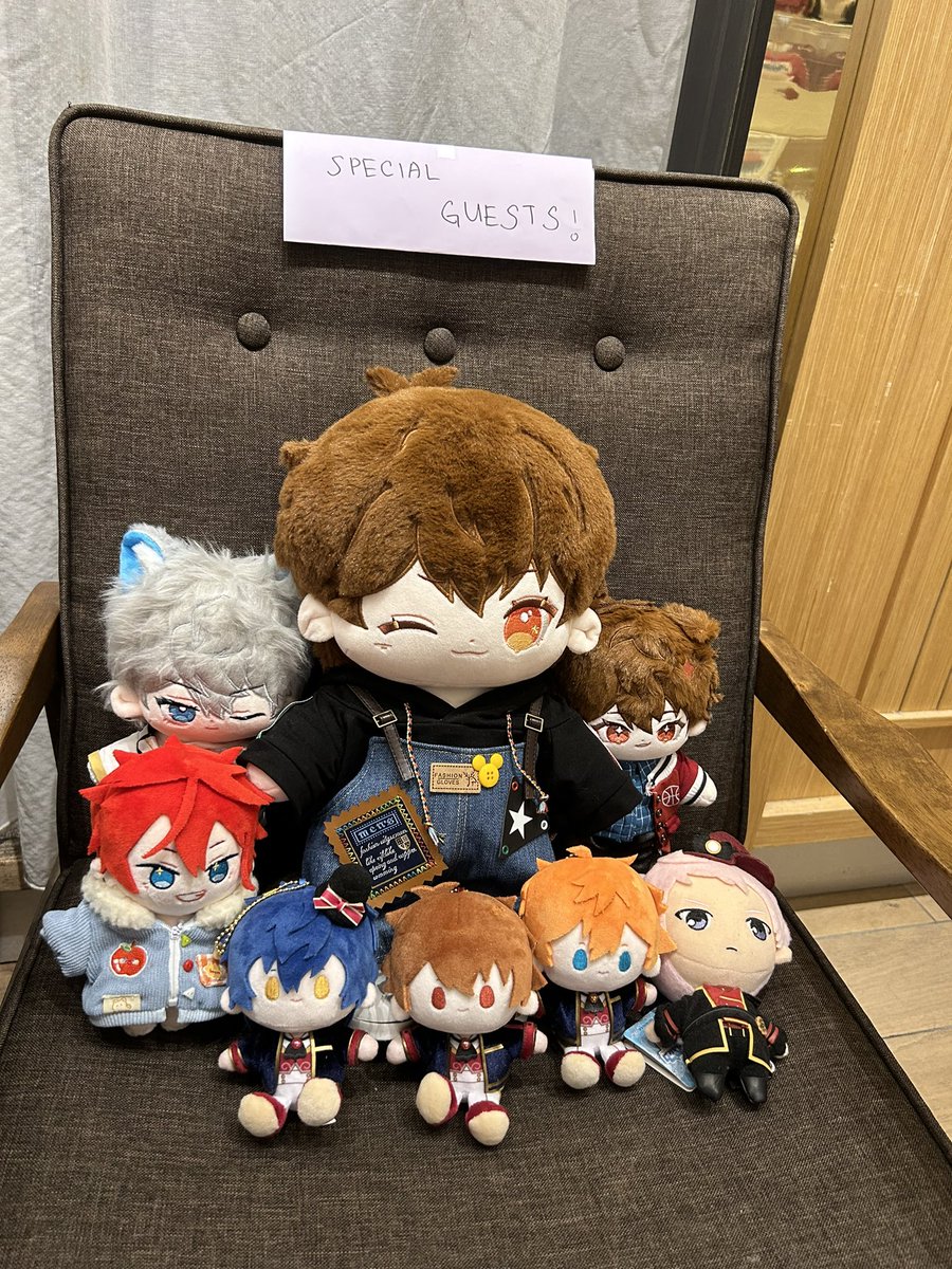 otoutoukun's tweet photo. our special guests have arrived!!!! 

unfortunately shu-kun arrived with an axe and tried to attack our birthday boy eichi, we have called for the authorities 😵‍💫 https://t.co/X4Tmk5t6lS