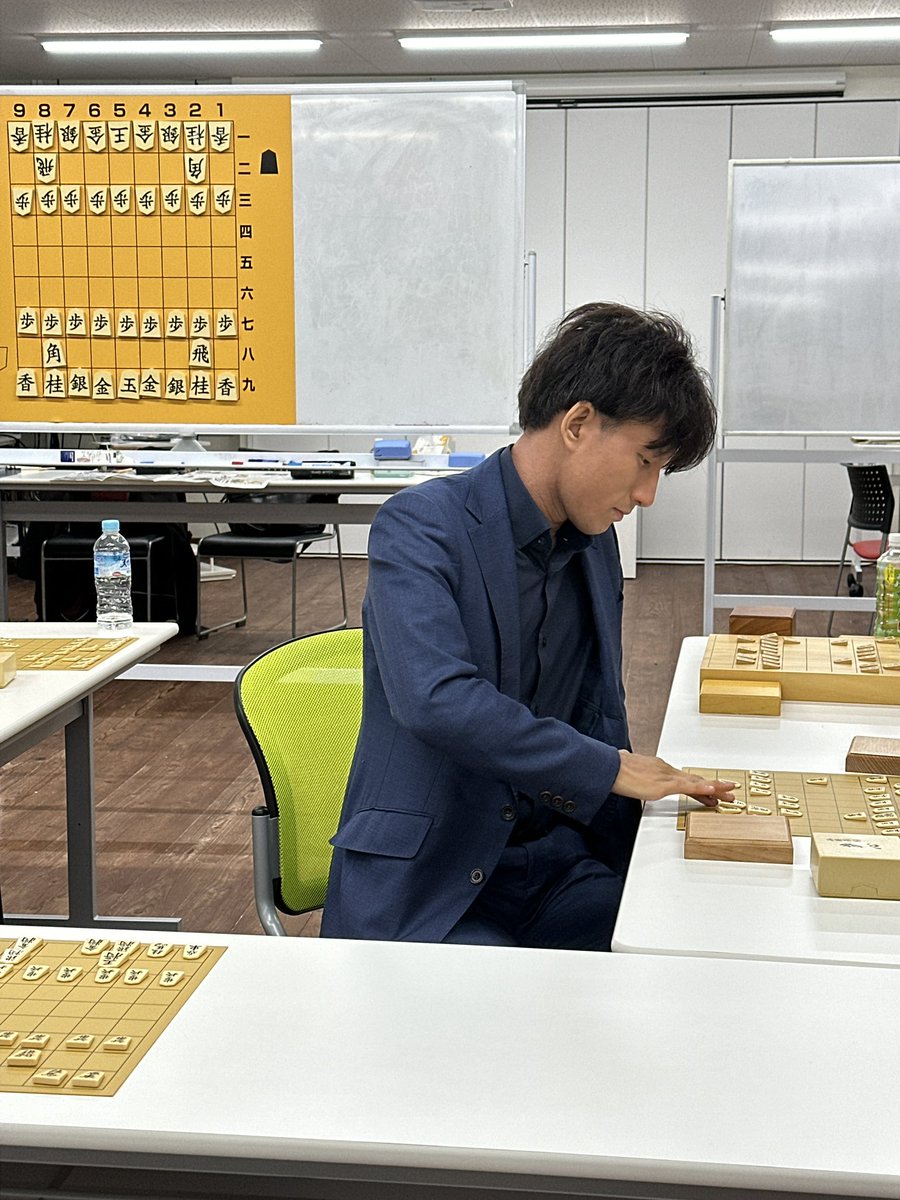 IsshinShogi's tweet photo. 待ちに待った山本博志五段の指導対局会が始まりました。熊本にお越しいただいて本当に嬉しいです。
指導対局を受けに長崎から来られた方もいらっしゃいます。ありがとうございます。 https://t.co/ANsLV198EM