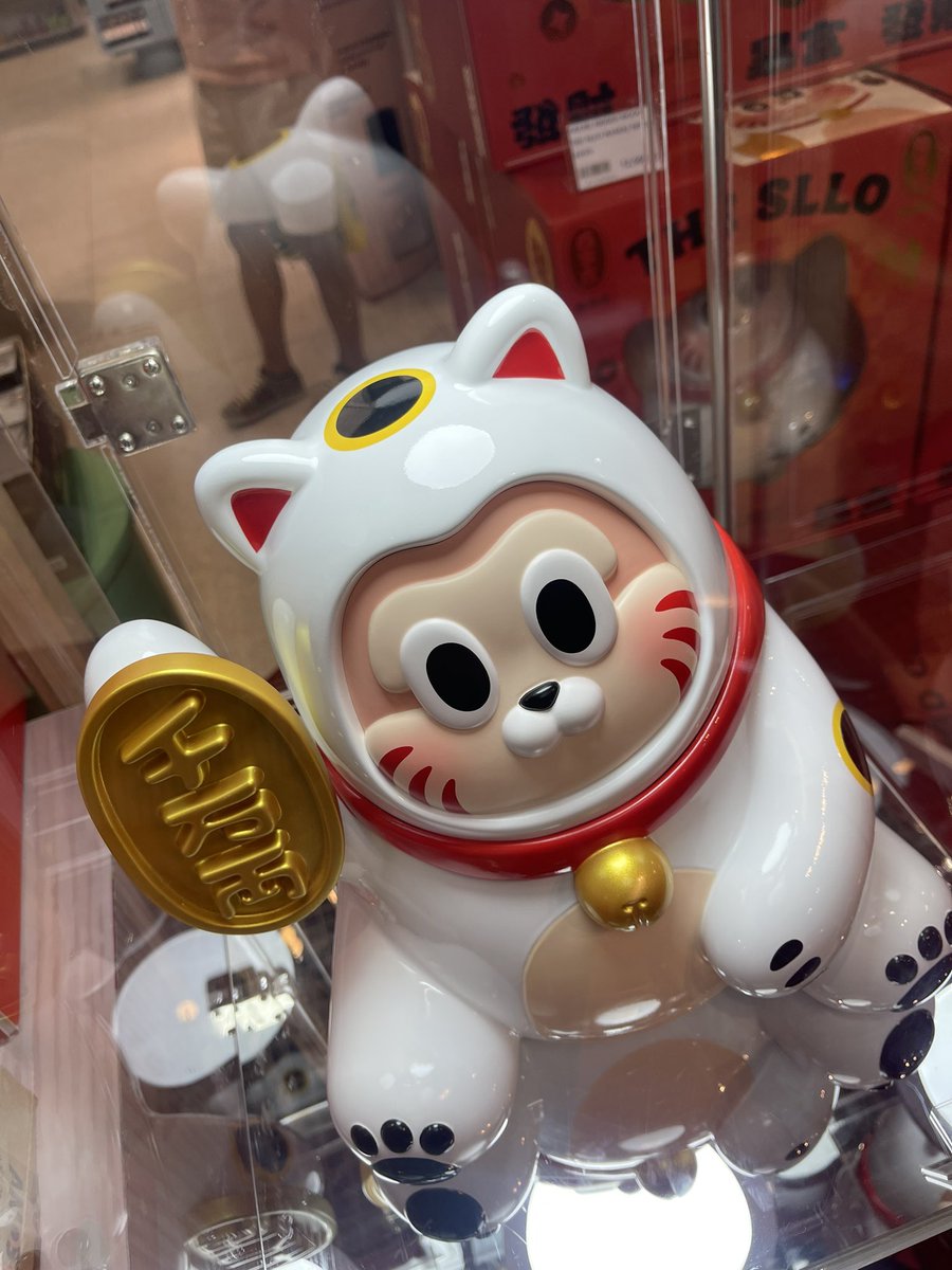 alotof_NICE's tweet photo. The SLLO คอลนี้น่ารักเกิ้นนน เป็นแมวกวักมงคลที่ไม่แน่ใจว่ามงคลจริงป่าว ไหนจะตัวแอบจับปลา ตัวหอบกระเป๋าหนีออกจากบ้านงี้ 

แล้วหน้ากล่องก็คือทองมาก ทองคำ 999.9 ไปเลย ตรุษจีนนี้มีของไปแจกแล้วว 🤍🤍🤍 https://t.co/QVUTYyKnM9