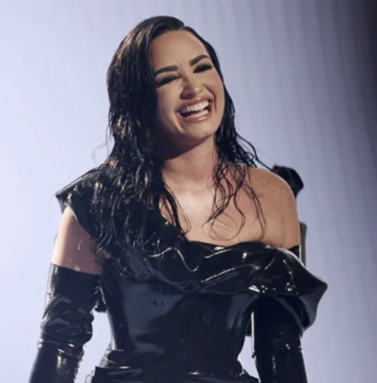 lonelylvato's tweet photo. this angel deserves the biggest apology https://t.co/sRjwvxGUyV