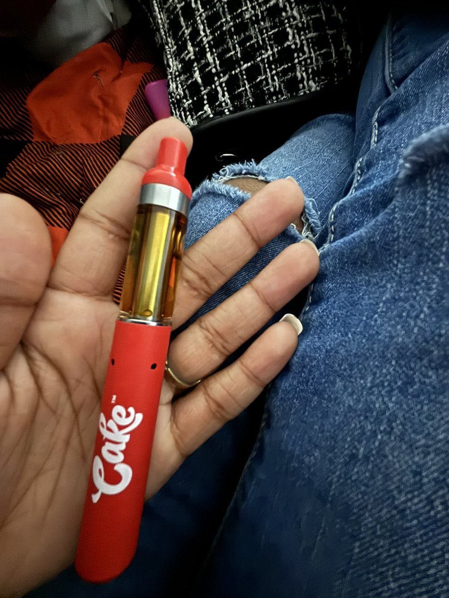 Jadanicoleeeee0's tweet photo. the cough that come with hitting this shi is crazy 😭 https://t.co/vfy9UQJoBX