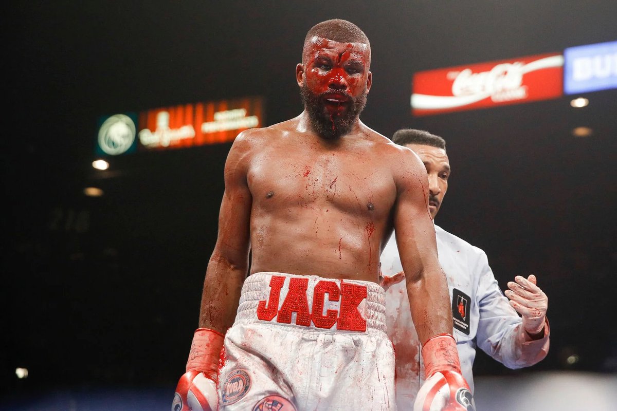 jeffreyboxe's tweet photo. Tony Weeks strikes again. After robbing Barroso against Romero last may, this referee knocks out another boxer. Frederick Lawson was not in enough danger vs Ortiz. The same Weeks who permitted Badou Jack to fight with one of the worst cut ever #OrtizLawson #Weeks #Boxing #Boxoe https://t.co/357YVG9Xaq