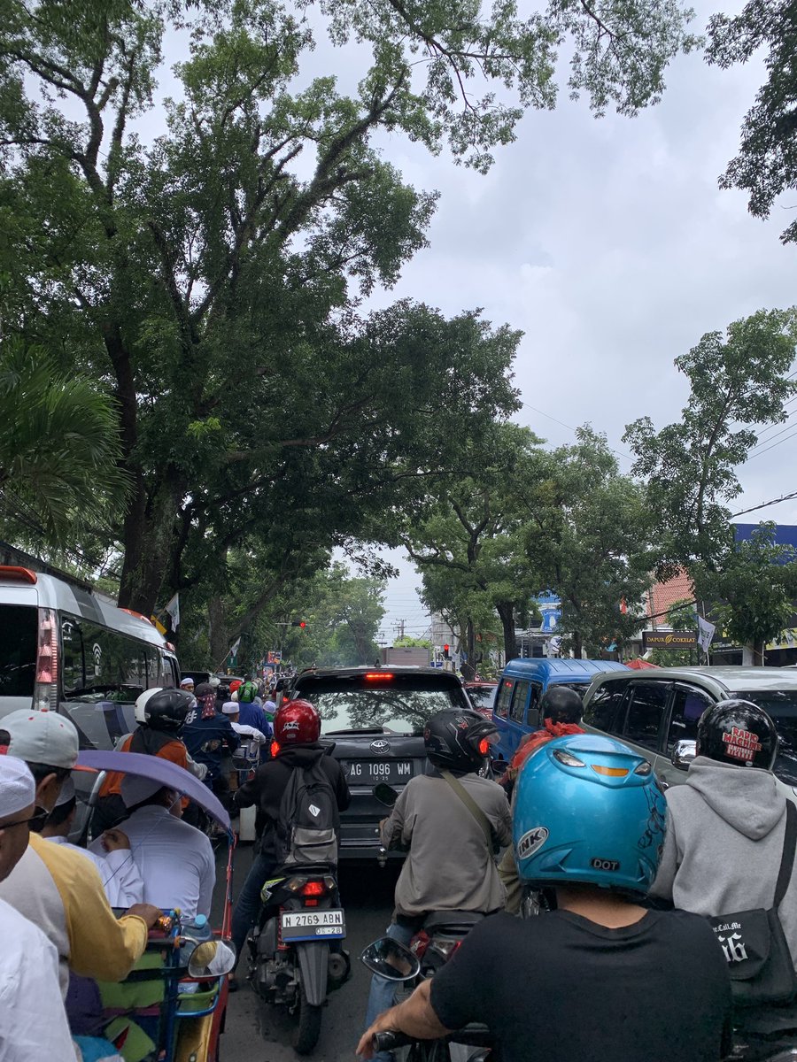 Per4an dari Talun ke MOG macet. Sampun lur, hindari area Gatot Subroto, Pasar Besar, Kauman, Talun, dan sekitarnya.
Banyak tamu luar kota datang acara Haul <a href="/cityguide911fm/">City Guide 911 FM</a> <a href="/infomalang/">Info Malang</a> <a href="/yusufgunawan/">Yusuf Gunawan</a>