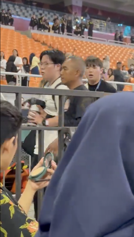 Korean photographers' rude behaviour at the Golden Disc Awards create a buzz online
tinyurl.com/bdcpjxta