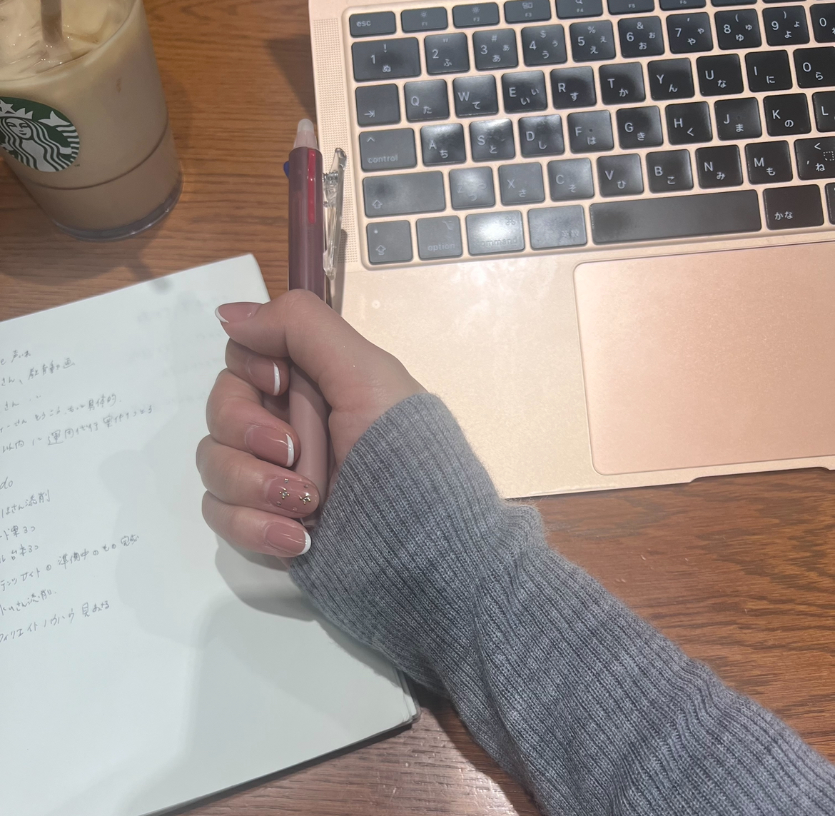 sakifryoon's tweet photo. さき、2024年1月から大きな買い物をしました🐉
Kくん(@fqw5963 )のスクールに入会

私がKくんスクール購入に至った経緯を少し話させてください。(私の過去の大暴露を含みます)

━━━━━━━━━━━━━━━━
２年前、不安まみれのスタート
━━━━━━━━━━━━━━━━

私は2022年の8月にインスタを始めて、
実績0のところから3ヶ月で132万円を達成、
そこで初めての受講生さんをもちました。

自分1人で、受講生さんの0→1サポートは
正直初めてだったので、
このジャンルで収益化できるのか…。

「競合もいるし、私のノウハウで収益化できてるからいけると思うけど自分がコンサルするの初めてやし大丈夫かな。」

ってぶっっっちゃけ思ってたんです。

でも、そんなことはもちろん表に出したらあかんから必死にその受講生さんのジャンルリサーチして、競合の投稿分析しまくって、

受講生さんも全力で頑張ってくれてたので
4ヶ月くらいで85万収益化してくれた。

この時私スタバで作業してて、この報告受けて一人で小さなガッツポーズ写真撮ってましたね。笑

毎晩その人のこと考えて寝て起きて不安やったから。
ほんまに嬉しかったなぁ。

作業量多くて辛くなったらよくこの写真見返しています。

━━━━━━━━━━━━━━━━
受講生さんが増える
━━━━━━━━━━━━━━━━

そこからどんどん受講生さんが増えて、いろんなジャンルの発信・収益化を考えてる人が相談に来てくれて、

個別相談で「人生を変えたいんです。私さきさんの元で人生変えたい。」って言ってくれる人がでてきて、

私は「絶対より多くの人を収益化に導く。これで生きていく。」ってどこかのタイミングで心に決めました。

━━━━━━━━━━━━━━━━
さらなる壁
━━━━━━━━━━━━━━━━

そうして受講生さんが増えて70人くらいの方と毎週ズームしてサポートして、商品設計→インスタ集客→LINE導線設計を見てきましたが…

ある時私のキャパに限界が。

毎日6件zoomしても足りなくなったんです。

1人ではこれ以上多くの人の収益化をサポートできないという問題に直面。

同タイミングで、Xでの集客・YouTubeでの集客、TikTokでの集客もスタートしたので、コンテンツ販売やりたいという方はたくさんいるのに受け入れられなくなりました。

これでは私自身の成長も止まる。だからより多くの方をサポートできる仕組みが必要だと思い、コミュニティ化しました。

でも私は人に頼るのとか、何かお願いすることとか、周りの人を巻き込んで大きなことをするとかがすごく苦手(なんでも1人で抱え込みがみやった)

だから正直、年末年始悩んでいました。

Xからの集客もさらにしていきたいし、でも自分の講座のコミュニティとしての仕組み作るの難しいし…

みたいな。

━━━━━━━━━━━━━━━━
運命の出会い
━━━━━━━━━━━━━━━━
こう悩んでいたところに、Kくんの

このツイートが目に飛び込んできて、

これが私がまさにやりたいことだと思ったの覚えてます。

受講生さんが満足してくれれば、売り上げが勝手に上がっていくのは分かっていたのでもうこの時点でKくんコンサル受けること8割決めてた気がする🥹

━━━━━━━━━━━━━━━━
2024年の目標
━━━━━━━━━━━━━━━━
そしてこれからKくんコンサル受けて、

受講生さんが「さきさんの講座入ってるんです」と胸張って言えるような最強のコミュニティを作っていく。

講座入ってるだけで、私からのコンサル受けられる以外のメリットもたくさんある！結果も出る！最高！って言ってもらえるようなコミュニティを絶対作るし

「インスタ×コンテンツ販売でマネタイズといえばさきさん」

ってXでもインスタでもなるように、マジで全力で頑張ります。

絶対この最強のコミュニティにすることと、X集客頑張るという目標叶えるのでみててください。（ガンバル）