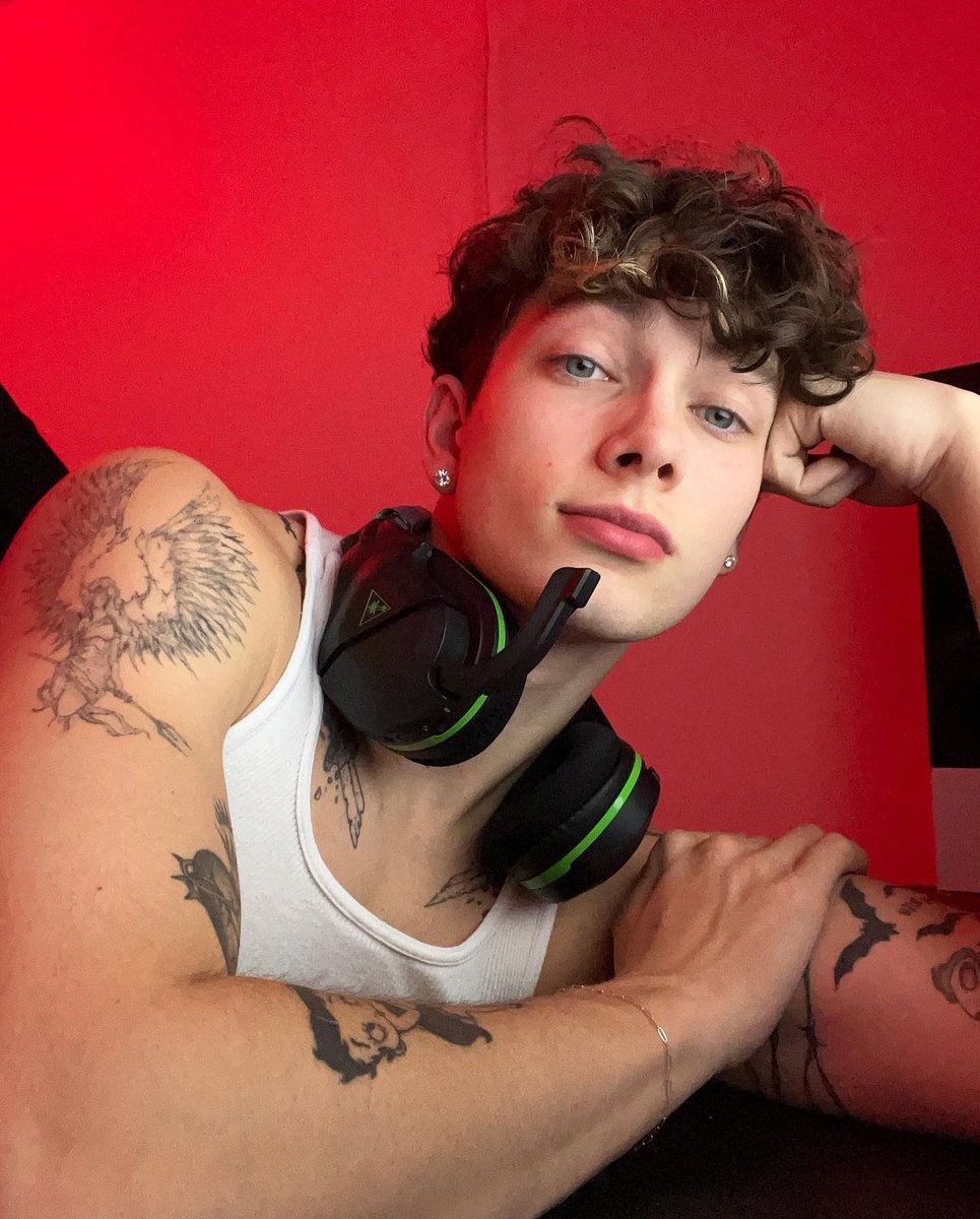 wahnigan's tweet photo. ⠀⠀ 

⠀⠀ ⠀⠀ ⠀⠀ luca charlton  ★ ★ ⠀
⠀⠀nineteen year old content creator. 
  ⠀ bisexual, carefree, single, and 5’7. 
⠀   literate, single ship, eighteen plus. 

 ⠀⠀⠀ ⠀⠀⠀ ⠀⠀⠀  ✧˚ ₊‧ ୨
⠀⠀⠀ https://t.co/7jE2eFUuN6