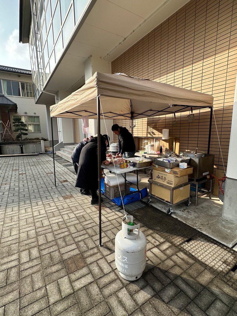 VEGA_T's tweet photo. 【現在地】
能登町地区

【炊き出し】
1/8
能登/小木中学校 
準備/1300
食数/300食
炊き出し/1800仮
メニュー/野菜うどん 

1/9
能登/宇出津新村浜駐車場
準備/1300
食数/確認中
炊き出し/1800仮
メニュー/野菜うどん 

駐車場での炊き出し等は在宅避難の方達への配布スタイルとなります。
在宅避難には指定の避難所と違い物資は届けられないので、配布されるとしたら避難所まで取りに行かなきゃいけないといけません。
連休明け視察部隊が入れば、避難所+さらに不便な地域の支援が始まります。