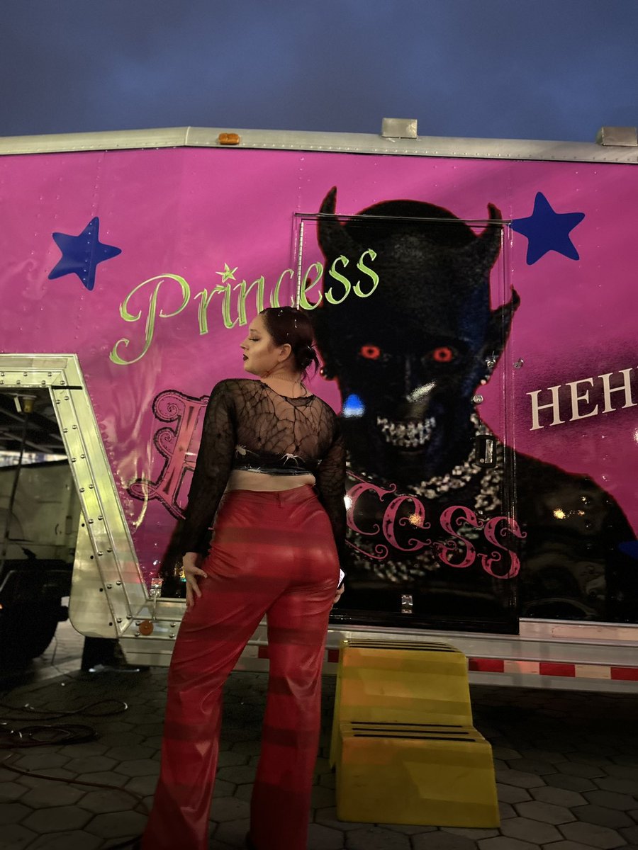 dojayiddies's tweet photo. a thread of doja on #TheScarletTour in Tampa months late because i suck at posting https://t.co/aF7sQViqJD