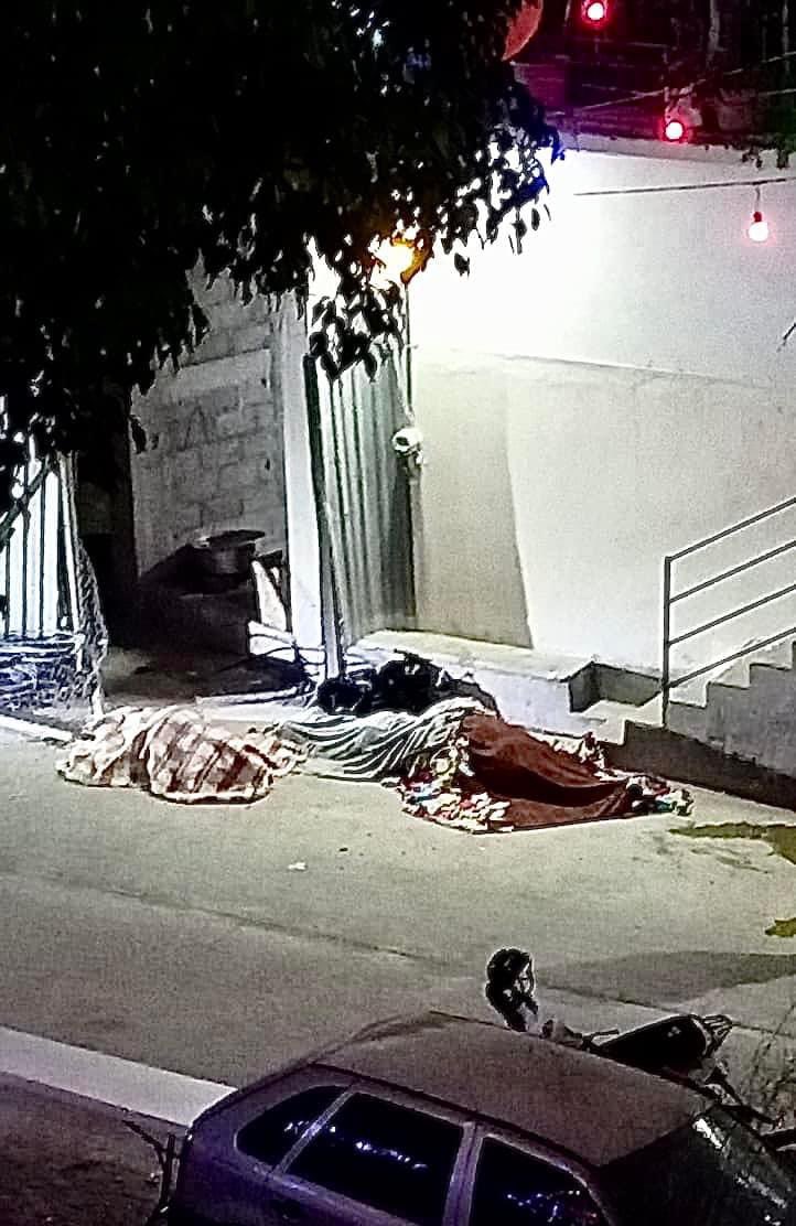 CHILAPA, GUERRERO 
Tan solo en Guerrero más de 40 muertos en dos días. 

Asesinan a tres hermanas que se dedicaban a la venta de pollo. Los hechos ocurrieron mientras se preparaban a instalar el nacimiento y mobiliario para levantar al “Niño Dios” afuera de su domicilio.