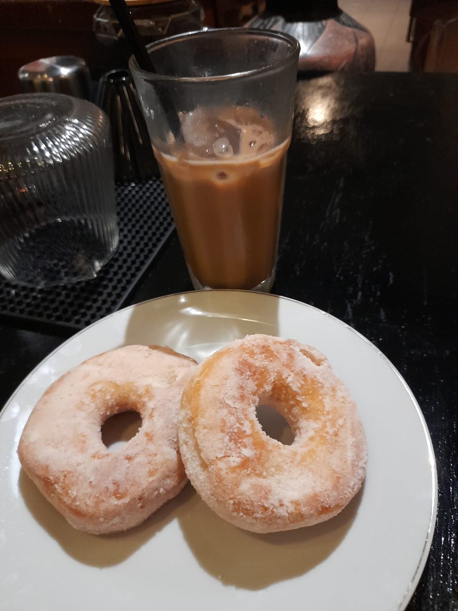 ssholess's tweet photo. @FOODFESS2 Donutnya @kawigunan sama es coklat yahud https://t.co/781Xcaayqb