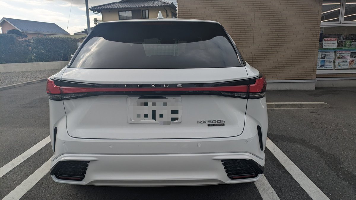 Weihnachten1976's tweet photo. ALPHARDよりも車幅が全然大きいので、前から見ると結構迫力が在る🚘
狭い道には向いてません💦
#RX500h #FSPORTPERFORMANCE https://t.co/ThtBvAgJyK