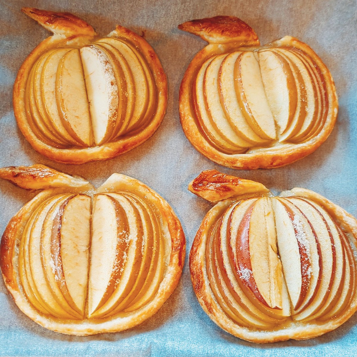 りんごの形のアップルパイ綺麗に焼きあがりました🍎✨
#カフェ巡り #お腹ぺこりん部 #手作りケーキ
