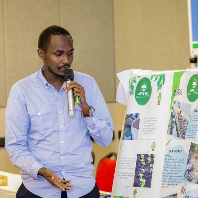 roberto_muheto's tweet photo. Any national or global targets will never be reach without the contribution of youths and their energies which are shaping the world of today in delevering NbS in order to reach #BiodiversityPlan and face the #ClimateCrisis
#NDC
#Target22 #KMGBF
#YouthIntoAction https://t.co/QYf7YqqBho