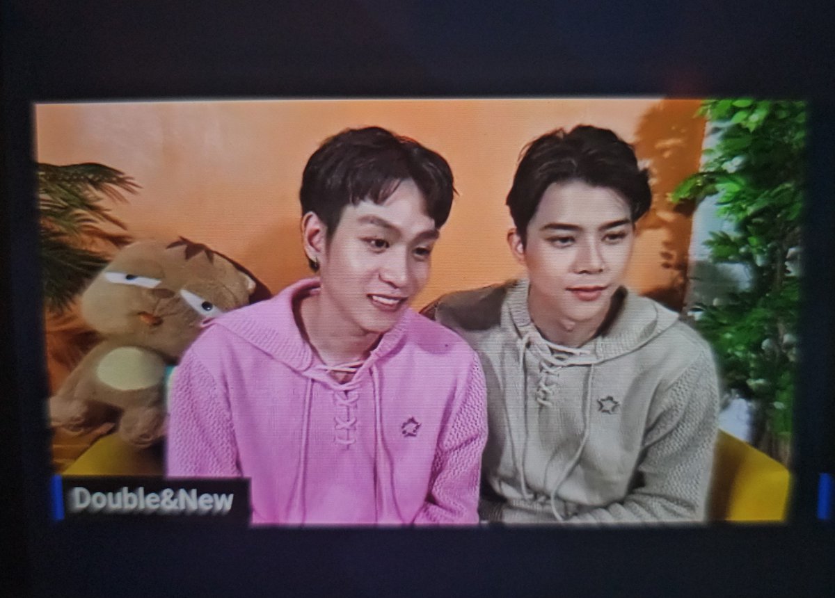JeongSiEun95's tweet photo. 1st Fancall ever in my life .... well I'm so glad and honored it was with #NewDouble ♡
#BLovedxDNFanmeet #HouseOfStars #KornPawin #DoubleTupthep #NewAkaravin https://t.co/1pQ83Dxhaq