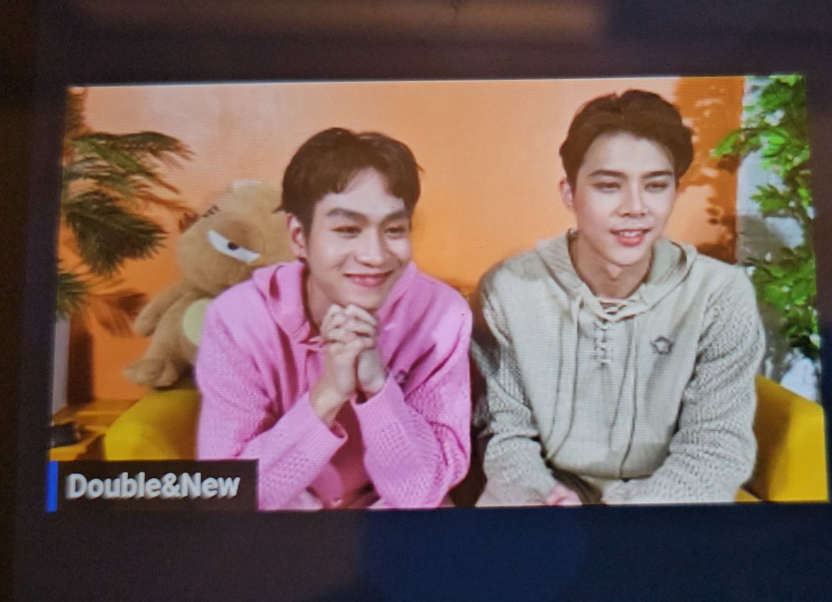 JeongSiEun95's tweet photo. 1st Fancall ever in my life .... well I'm so glad and honored it was with #NewDouble ♡
#BLovedxDNFanmeet #HouseOfStars #KornPawin #DoubleTupthep #NewAkaravin https://t.co/1pQ83Dxhaq