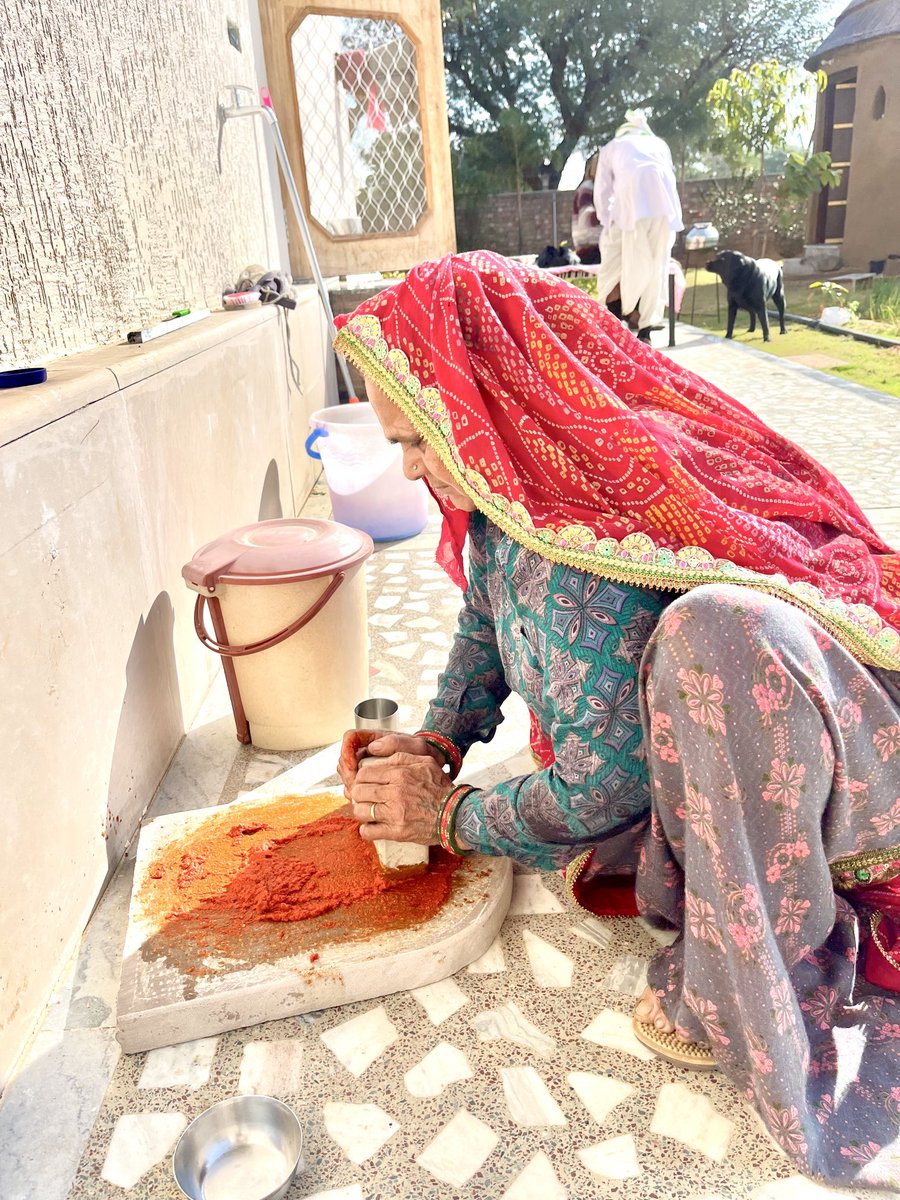माँ। सिलबट्टे पर लाल मिर्च की बँटाई🙌 #Rajasthan #Culture #Love #Family