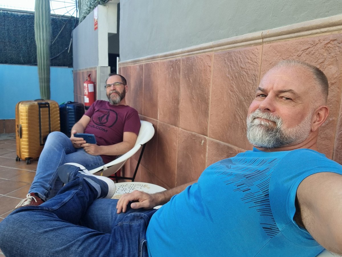 Jimmy_Grey_FR's tweet photo. On attend le taxi pour l'aeroport.. c'est bizarre de porter un pantalon...on profite encore du beau temps...
#backtoparis https://t.co/FYnNWPchlp