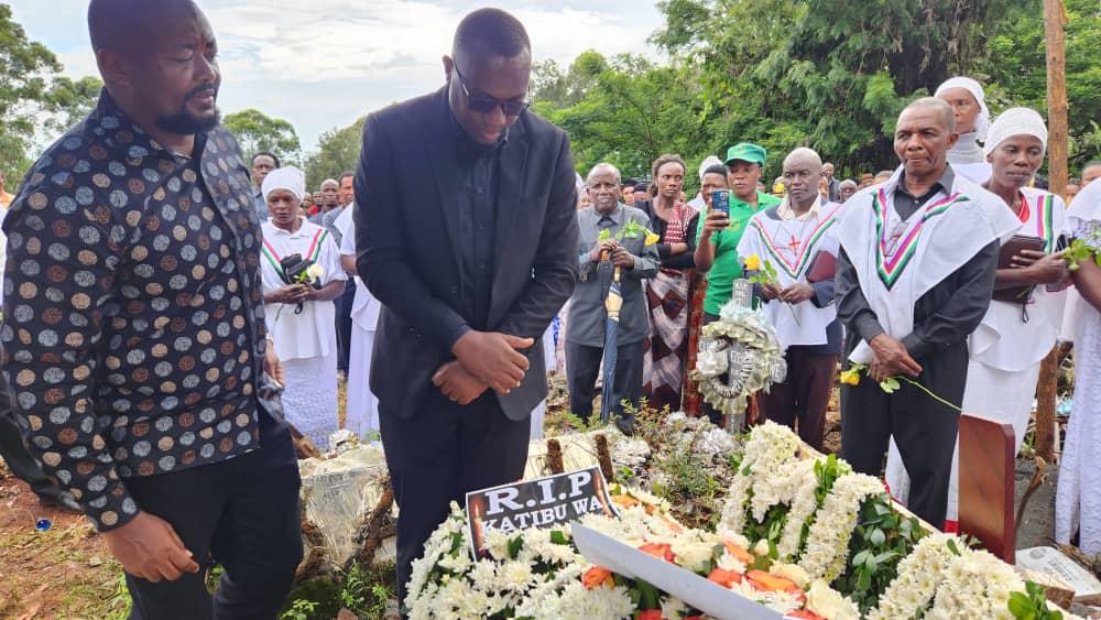 NchiKwanza's tweet photo. Mbunge Saashisha Mafuwe Amlilia Katibu wake, Mwal. Benson Lema​

Aliyekuwa Katibu wa Mbunge wa Jimbo la Hai Mwl. Benson Lema azikwa kijijini kwao Nronga – Machame. https://t.co/1ZDR4x4Y3w