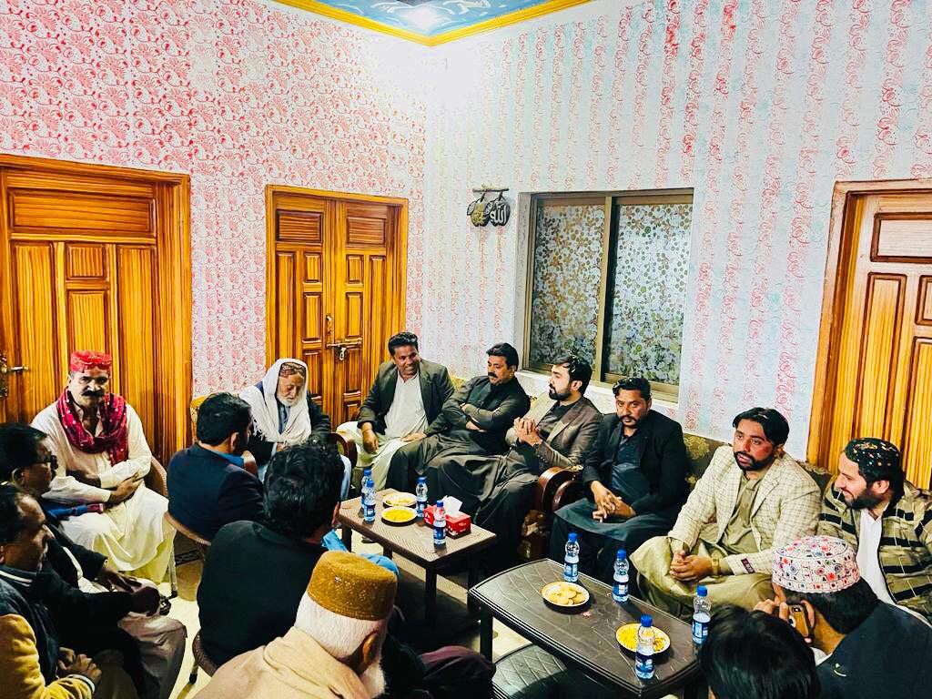 ShahrukhAnwarK1's tweet photo. لاڑکانہ گاؤں خیر بخش مری میں مری برادری کی جانب سے منعقد کردہ کی ٹی پارٹی میں شرکت کی

اس موقع پر مختلف برادریوں نے پاکستان پیپلز پارٹی نے بھرپور حمایت کا اعلان کیا 🇱🇾
@BBhuttoZardari 
@FaryalTalpurPk 
@siyal_anwar 
@TariqueAnwarKh8 https://t.co/WoUe22YpTb