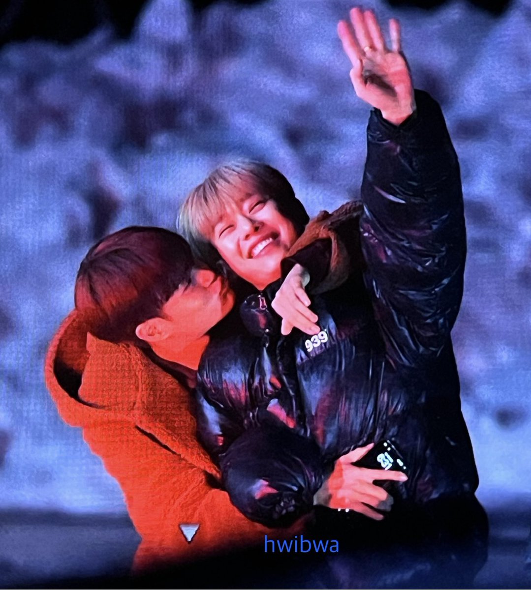 hwibwa's tweet photo. 240107 불후의 명곡 퇴근 프리뷰

동현이에게 chu~💕를 날리려는 대휘와
피하는 것 같지만 피하지 않는 살려달라고 하는 것 같지만 행복해 보이는 동현이 자리가 나 자리가 되었어야만..........(부럽다)

#이대휘 #김동현 #ab6ix #ㄷㅎ즈 https://t.co/dF1EgD0jHB