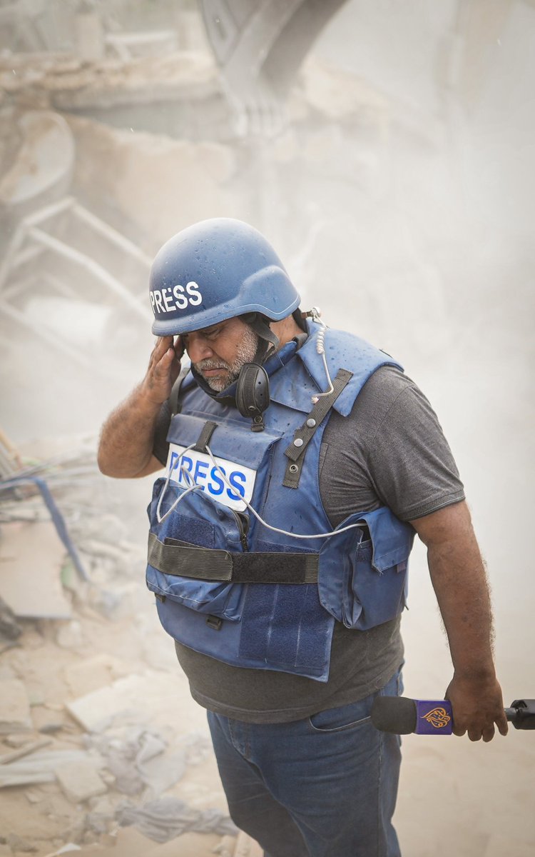 Cet homme n'est ni un combattant ni un politicien. 

Ce journaliste palestinien qui a perdu toute sa famille dans la guerre de gaza et qui a été visé par plusieurs tentatives d'assassinat israéliennes, est devenu le symbole des souffrances de son peuple. 

Nous n'oublions pas.