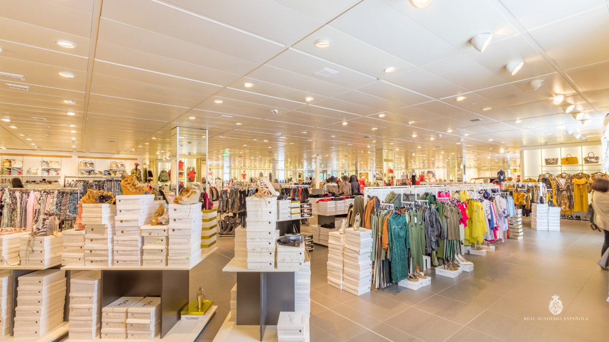 RAEinforma's tweet photo. En muchos lugares hoy es día de rebajas. Les recordamos que, para anunciar una rebaja de manera perfecta, lo adecuado es escribirla con el signo menos (–), no el guion (-), y dejar un espacio entre la cifra y el símbolo del porcentaje: «–50 %» (no «-50%»). https://t.co/Zx5G5YPj9z