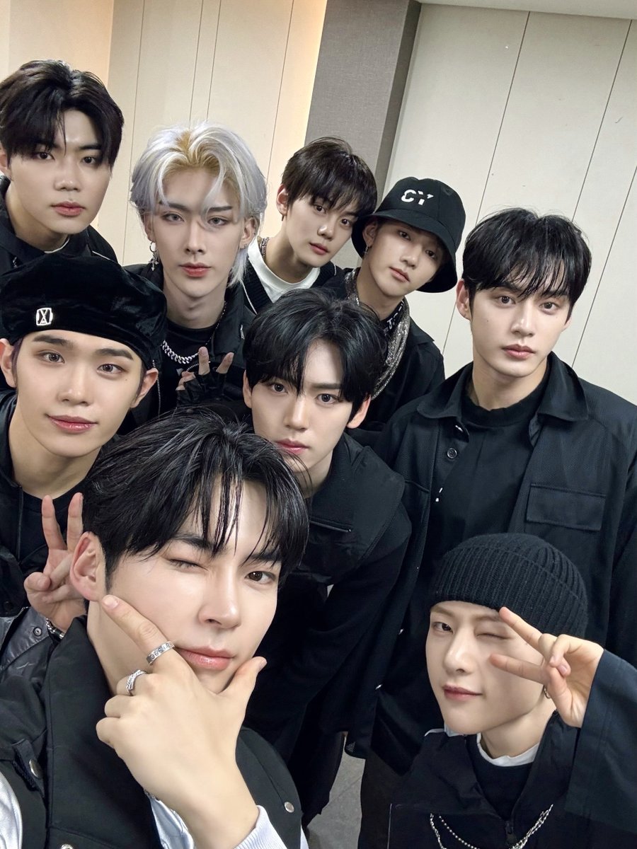 _𝗭𝗘𝗥𝗢𝗙𝗢𝗖𝗨𝗦

꧁ ²⁰ 𝓗𝓪𝓹𝓹𝔂 𝓝𝓮𝔀 𝓨𝓮𝓪𝓻 ₂₄ ꧂

열린음악회에 더욱 힙해진 제로베이스원 등장😎

#ZEROBASEONE #ZB1
#제로베이스원