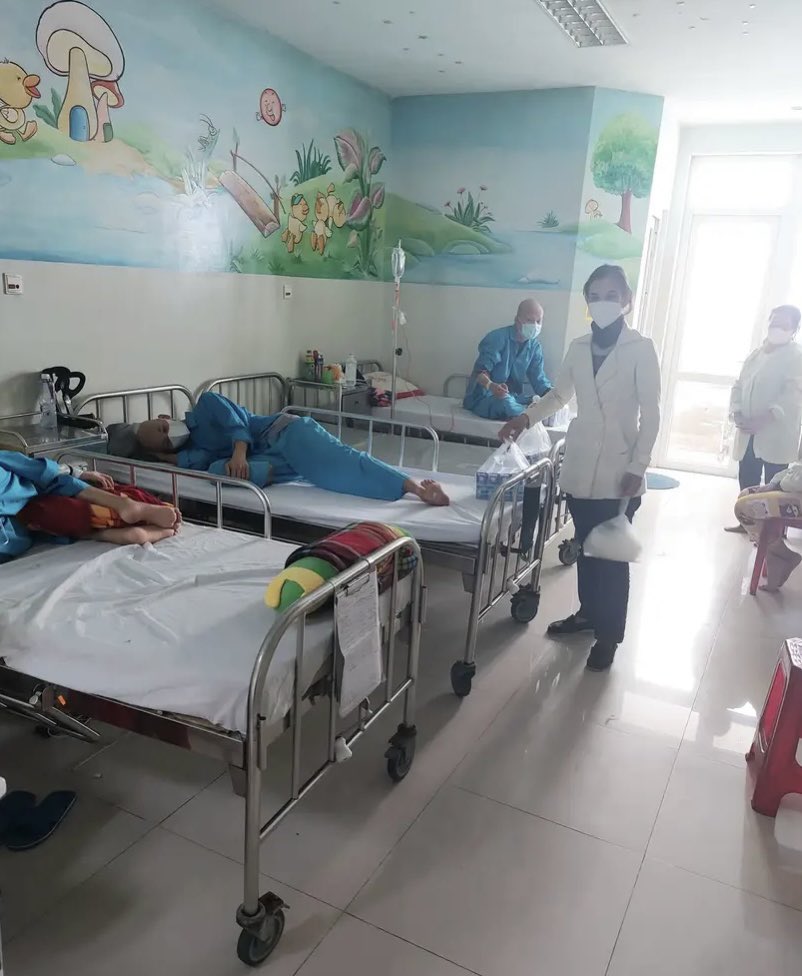 my friends in Vietnam are helping patients @ Cancer Hospital for Sick Children bv. UBDN ringing in the New Year with warm chicken/beef/veggie congee and milk! 💜🙏