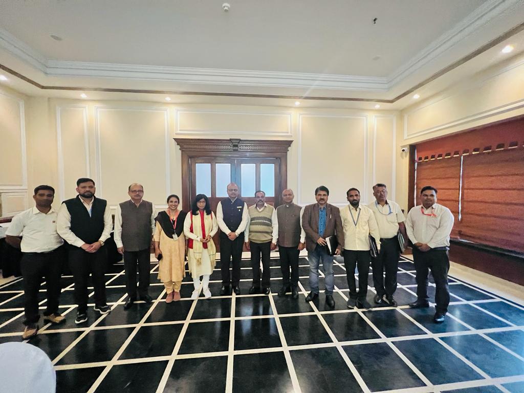 NCSC_GoI's tweet photo. राष्ट्रीय अनुसूचित जाति आयोग की माननीय सदस्या डॉ अन्जू बाला जी ने महाराष्ट्र दौरे के दौरान शिरडी में हिंदुस्तान एयरोनॉटिक्स लिमिटेड, नासिक डिवीजन के महाप्रबंधक व सभी उच्च अधिकारियों के साथ अनुसूचित जातियों पर आयोग की समीक्षा बैठक की ।  @anjubalabjp https://t.co/pUuP9Nicvx