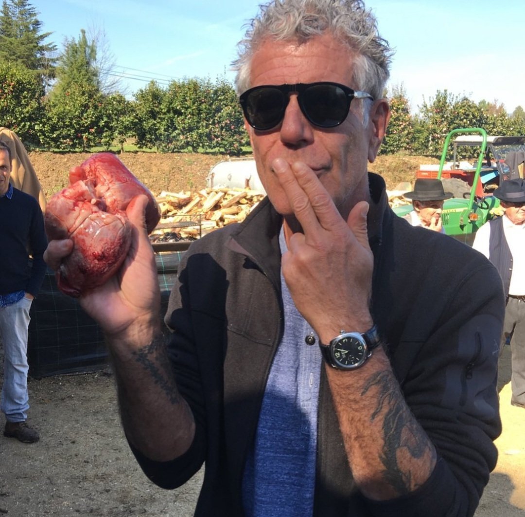 Claire_Gabriel_'s tweet photo. Depuis qu'on entend parler de la #EpsteinClientList, pas mal de rumeurs émergent mais il y en a une notamment concernant Anthony Bourdain qui est intéressante. Anthony c'était le chef cuisinier qui aurait travaillé sur l'île d'#Epstein et qui aurait été chargé de préparer les humains pour des sacrifices mais aussi pour des actes de cannibalisme. (À ceux qui pensent que je vais trop loin, j'enverrai bientôt une publication concernant les restaurants cannibales, c'est juste hallucinant et totalement factuel. J'ai même failli tout arrêter tellement j'ai été écoeurée par ces recherches.) 
Pour revenir sur Anthony (images 1 et 2), il était apparemment accro à l'héroïne et avait pas mal de remords, et c'est pourquoi il avait décidé d'écrire un livre pour tout dire et c'est aussi pourquoi il est décédé...

Autres faits concernant Anthony : c'est lui qui a réglé l'accord financier avec Jimmy Bennett qui accusait sa compagne Asia Argento, de l'avoir agressé sexuellement en 2013. Asia c'est l'actrice qui accusait Harvey Weinstein de l'avoir violée, figure emblématique du mouvement #MeToo avant d'être elle-même accusée de viol par Jimmy quand il avait 17 ans et elle... 37. 
Mais Anthony Bourdain, ce serait aussi le témoin lié à l'affaire Adam Schiff (image 3). 
En 2017, le représentant de la Californie, Adam Schiff, s'était apparemment déguisé en travesti, puis rendu au Château Marmont, près du Standard Hotel, à Los Angeles.
Un agent aurait donné de la métamphétamine à un enfant afro-américain de 10-11 ans. 
Il aurait ensuite emmené l'enfant inconscient dans la chambre de Schiff. L'enfant serait en réalité mort d'une overdose. Schiff l'aurait violé pendant une heure, persuadé que l'enfant était inconscient et il aurait complétement paniqué en s'apercevant qu'il était en réalité décédé. 
Un témoin aurait vu l'équipe envoyée pour tout nettoyer et Schiff l'aurait ensuite liquidé. 
Un autre témoin était conscient de tout cela... Anthony Bourdain. 
Une rumeur persistante aux US les dit frères avec Jeffrey Epstein mais ça pour le coup, je ne pense pas que ce soit vrai. Pour le reste, tout coïncide. Schiff a eu pas mal d'autres accusations toujours démenties par la presse...

#SaveTheChildren #HumanTrafficking #Pédocriminalité #TraficHumain #ChildrenLivesMatter #CrimesAgainstHumanity