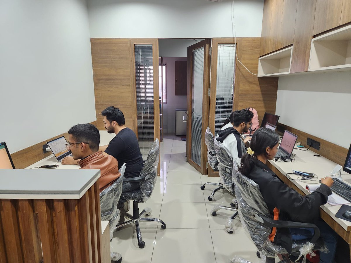 funkydevelopers's tweet photo. Step into the heart of creativity and innovation! π¨βπ»π At Funky Developers, our office is a powerhouse of talent, where our team fuels the future of branding and marketing. Welcome to the engine room of inspired ideas! #FunkyDevelopers #InnovateCreateElevate https://t.co/vowDcub663