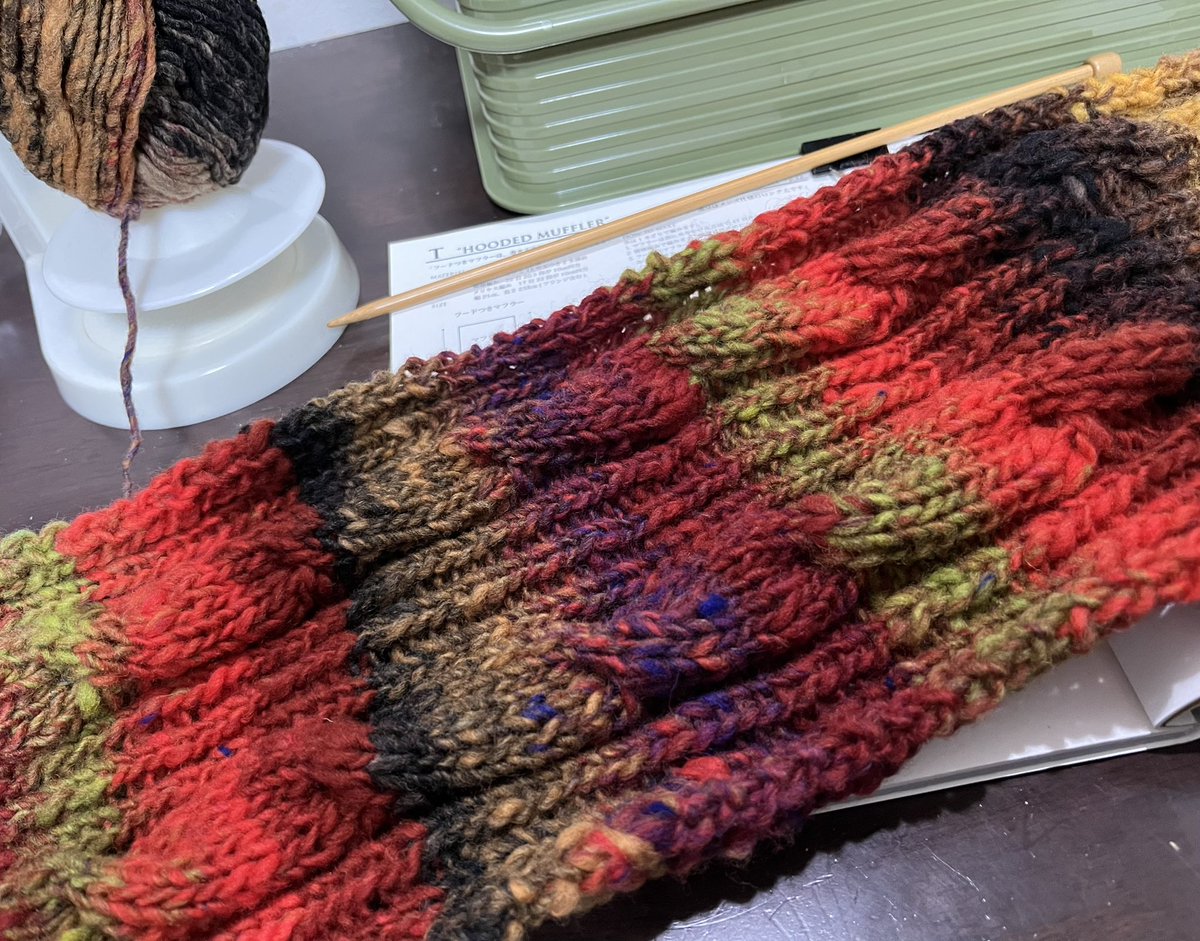 去年かんこさんから超破格で譲っていただいた野呂英作の糸で物凄く久しぶりの縄編み。
思った通り自分好みの色で感動。
上手くいくといいなぁ。