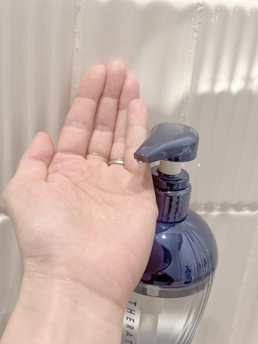 hachimitsuice's tweet photo. 寝ている間にうねりケアができるシャンプー&トリートメント🧖♀️🧴🫧
いい香りに包まれて翌朝寝癖が付きづらく手触りはサラサラで扱いやすくてスタイリングしやすくなります💇♀️✨️
くせ毛の夫の髪のおさまりもいい感じで家族で愛用中🫰🤍
#夜活美容 #PR #mixim #ミクシム #THERATIS #Moonlightスリーク https://t.co/Hw0kaVTNOy