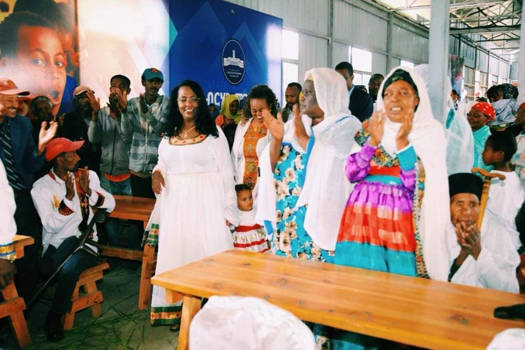 AdanechAbiebie's tweet photo. የጌታችንና የመድኃኒታችን የኢየሱስ ክርስቶስን ልደት በአል ምክንያት በማድረግ ቄራ በሚገኘው የተስፋ ብርሀን ቁጥር-5 የምገባ ማዕከል ወገኖቻችንን ምሳ አብልተናል።
የከተማችን አመራሮችም በየክፍለ ከተማው በተገነቡ 20 የተስፋ ብርሃን የምገባ ማዕከላት ምሳ በማብላት አብረው እያከበሩ ይገኛሉ።
አረጋውያንና አቅመ ደካሞች እንዲሁም የሀገር ባለውለታ ወገኖቻችንን የኑሮ ሸክም እያቃለልን ክብርና ፍቅር እንድናጋራ አብራችሁን እየሰራችሁ ላላችሁ ባለብቶች ሁሉ መስጠት አያጎድልምና ፈጣሪ  ይባርካችሁ!
መልካም የልደት በዓል!