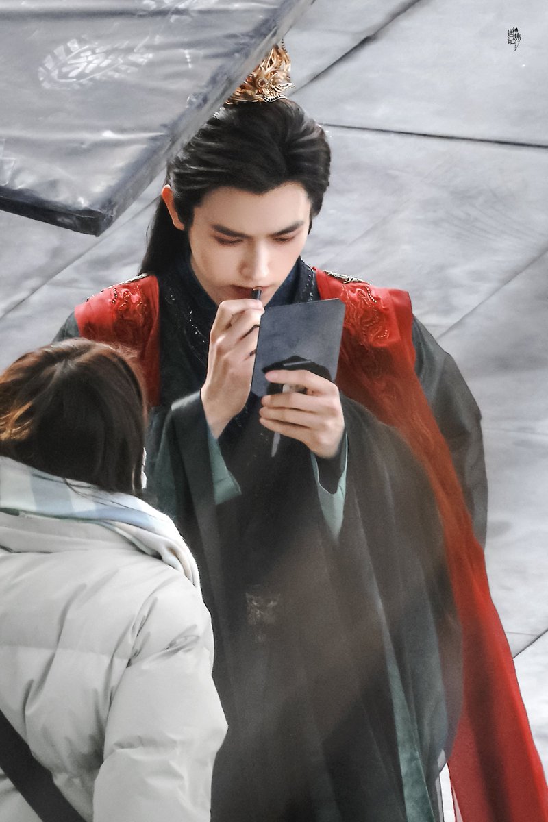 J0lyne56's tweet photo. Meticulously putting on his lipstick lol the fans said after the scene ended he wiped it off right away 😭😭😭

#ChenFeiyu https://t.co/1dp08UZsa8