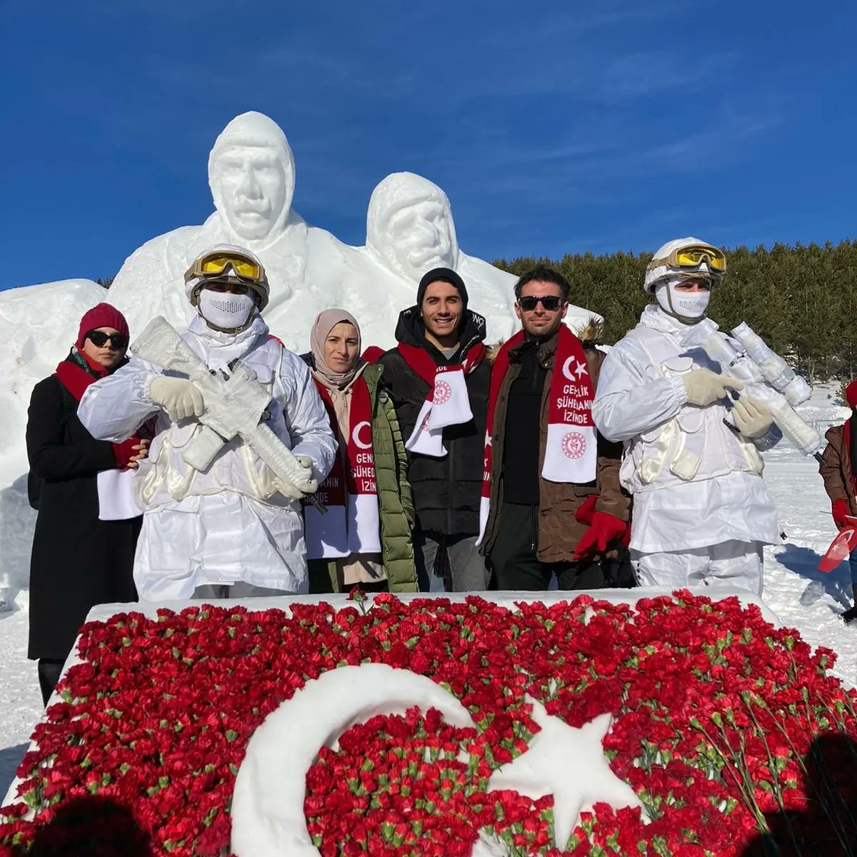 GSB_AziziyeGM's tweet photo. 🇹🇷Sarıkamış Harekatı'nın 109. Yıl dönümünde yapılan yürüyüşe Gençlik Merkezi eğitmenlerimiz, öğrencilerimiz, gönüllülerimiz ile Nurettin Topçu, Oğuzhan Yaşar ve İbrahim Hakkı Erkek Yurt Müdürlüğü yurt temsilcilerimiz ve gençlerimizle katılım sağladık. #sarıkamış https://t.co/2J0ZMdcLgL