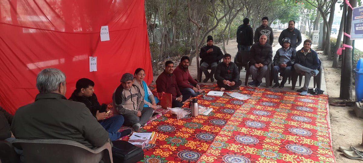 आज दुसरे दिन इस कड़कती ठण्ड मे AOA के पदाधिकारी अपने कर्तव्यों को टेंट में बैठकर निवासियों की समस्या सुन रहे हैं लेकिन बिल्डर के कान में जू तक नहीं रेंग रही है <a href="/CeoNoida/">CEO, NOIDA Authority</a> <a href="/dmgbnagar/">DM G.B. Nagar/NOIDA</a> <a href="/CMOfficeUP/">CM Office, GoUP</a> <a href="/myogiadityanath/">Yogi Adityanath</a> @PravendraNBT <a href="/dr_maheshsharma/">Dr. Mahesh Sharma</a>