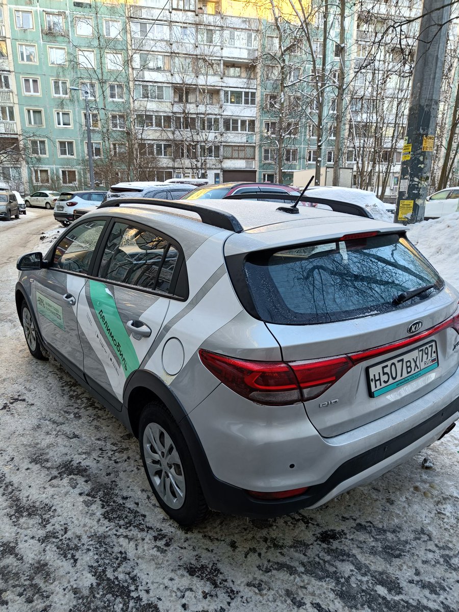 BOB6332's tweet photo. @delimobil добрый день. Все праздники стоит вот этот авто во дворе, заблокировав выезд некоторым авто с парковки. Одному из водителей пришлось таранить снежную гору и наносить повреждения своему авто, чтобы выехать.Очень прошу разобраться в ситуации и применить санкции к водителю https://t.co/Jema1tO7BD