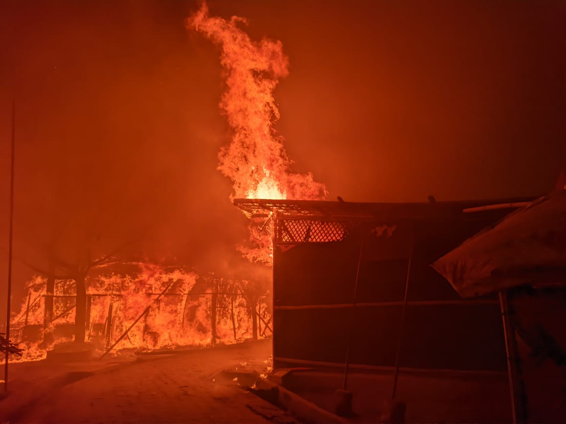 UNHCR_BGD's tweet image. 👇Update on today&apos;s 🔥 in Camp 5

♦️ 800 shelters destroyed
♦️ 93 shelters partially damaged
♦️ 120 facilities damaged

NO casualty reported yet

Trained #Rohingya volunteers + @refugees responded first, then were joined by @fscd_bd 🇧🇩authorities, 🇺🇳agencies + local firefighters