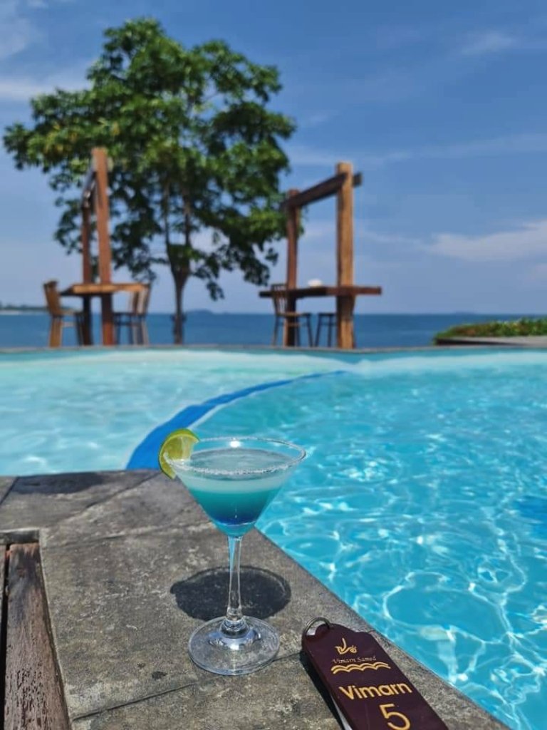 Marie_letters's tweet photo. Sea, sip and sand 🏖 

📍 Vimarn Samed, Koh Samed Thailand https://t.co/vDTBulshJf