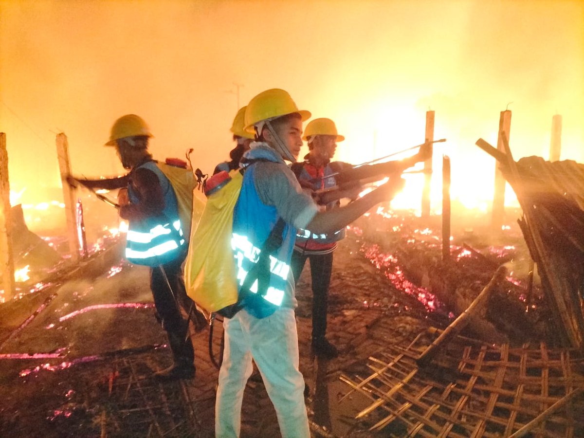 UNHCR_BGD's tweet image. 👇Update on today&apos;s 🔥 in Camp 5

♦️ 800 shelters destroyed
♦️ 93 shelters partially damaged
♦️ 120 facilities damaged

NO casualty reported yet

Trained #Rohingya volunteers + @refugees responded first, then were joined by @fscd_bd 🇧🇩authorities, 🇺🇳agencies + local firefighters