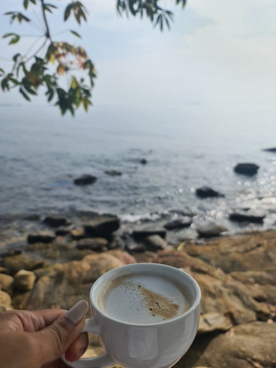 Marie_letters's tweet photo. Sea, sip and sand 🏖 

📍 Vimarn Samed, Koh Samed Thailand https://t.co/vDTBulshJf