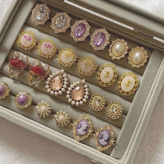 prettiestavenue's tweet photo. vintage earrings https://t.co/spKqGQW8Jy